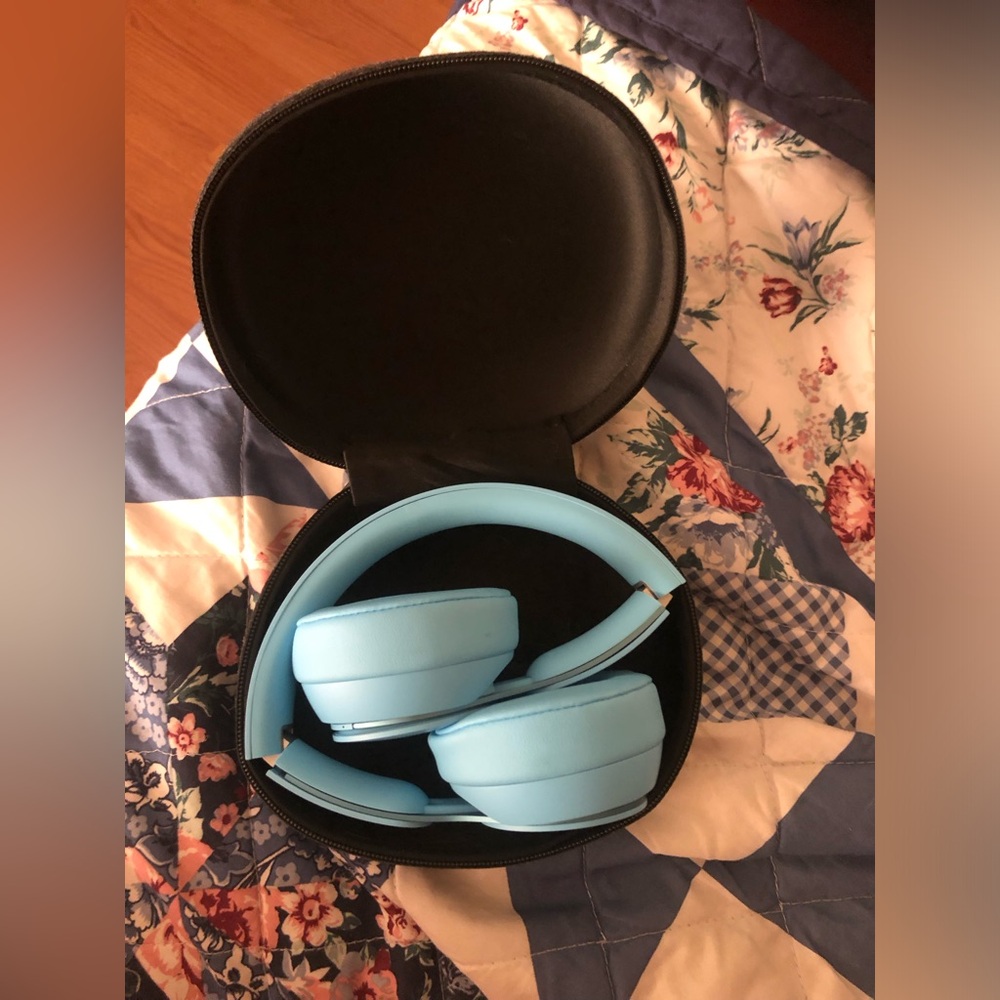 Beats Solo Pro Wireless Noise Cancelling On-Ear Headphones in light blue - Picture 2 of 9